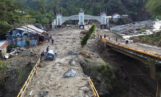 Разрушенные в результате оползня дороги и мосты в Индонезии.